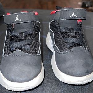 Jordan black white bottom red trim 7c